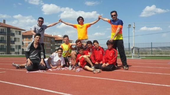 İlçemiz Atatürk Ortaokulu Yıldız Erkek Atletizm Takımı Kütahyada Yapılan Atletizm Müsabakalarında İl Birincisi Olmuştur