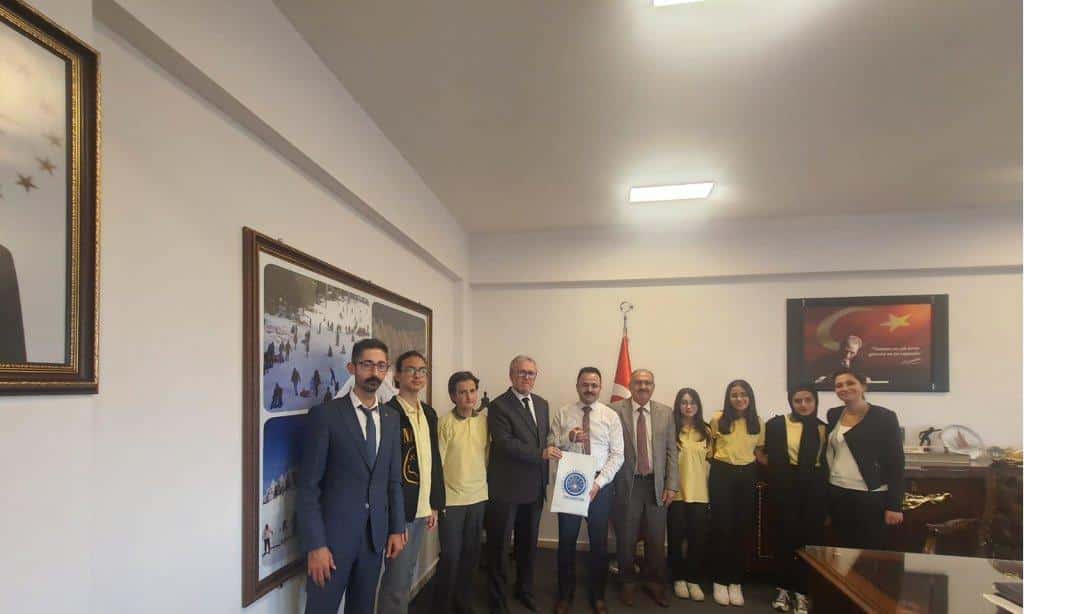 Atatürk Ortaokulu Proje Ekibi ve Okul Yöneticileri Kaymakamımız Sayın Hakan ALKAN'ı Makamında Ziyaret Ettiler.